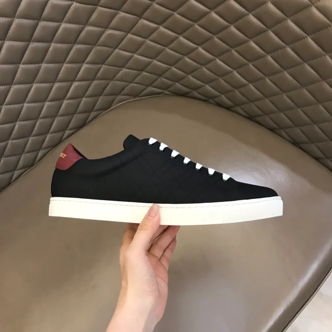 p400 "BURBERR*" men's classic low-top sneakers are reinterpreted in Vintage checkered cotton and cowhide materials, decorated with a new brand logo. First-layer sheepskin lining, embossed Burberry logo on the heel, and original TPU outsole! Size: 38-45 No. 068